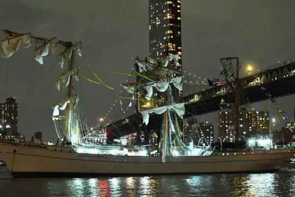 El choque de un buque escuela mexicano con el puente de Brooklyn en Nueva York deja al menos 2 muertos