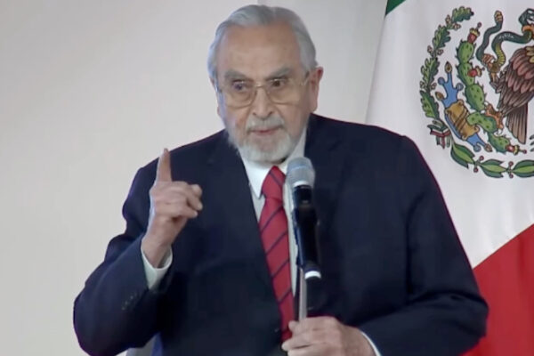 Llaman ‘hipócrita’ a Bernardo Bátiz en evento del Poder Judicial y cortan la transmisión